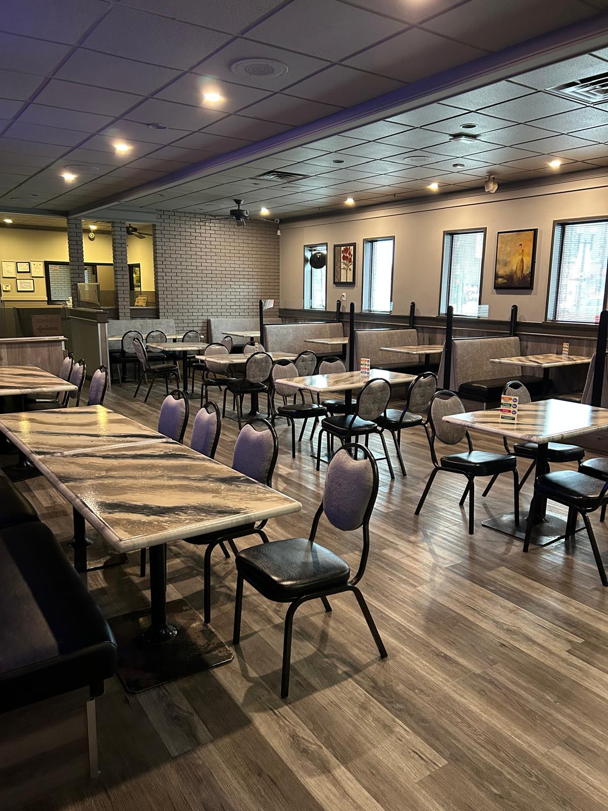 Pappa's Family Restaurant & Lounge family dining seating - comfortable environment for families in Edmonton